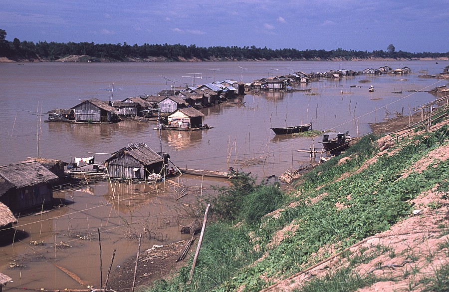 floating Vietnamese village Kratie.jpg